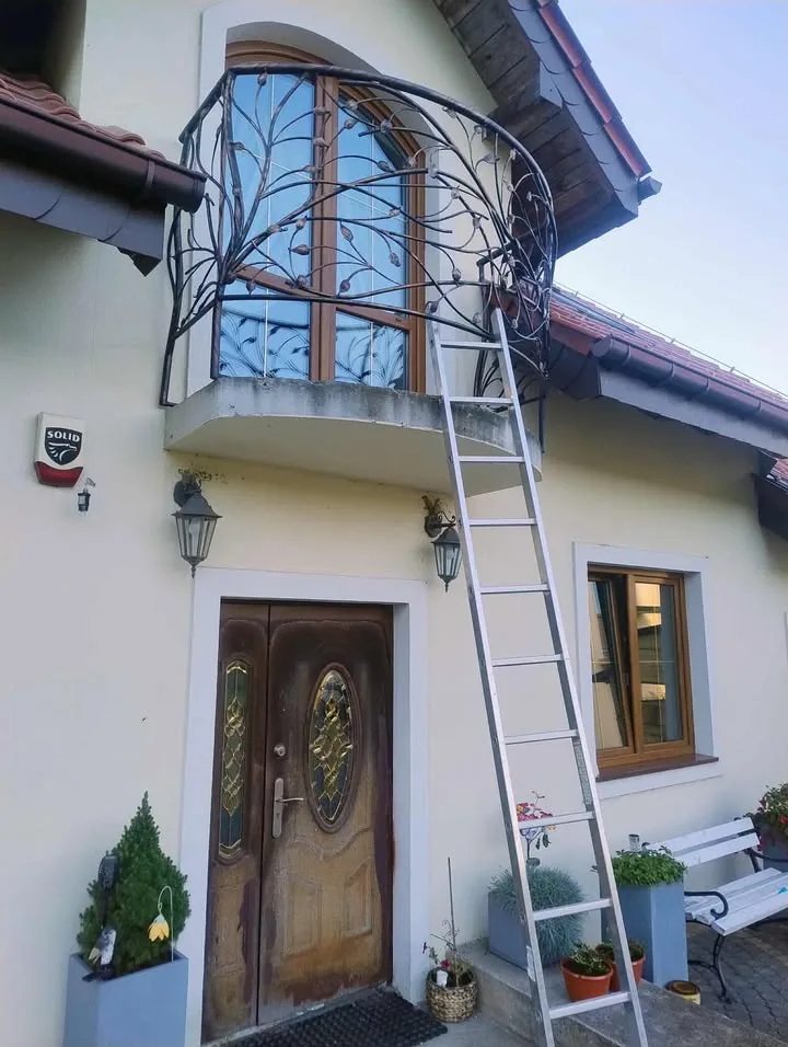 Balkon nad wejściem