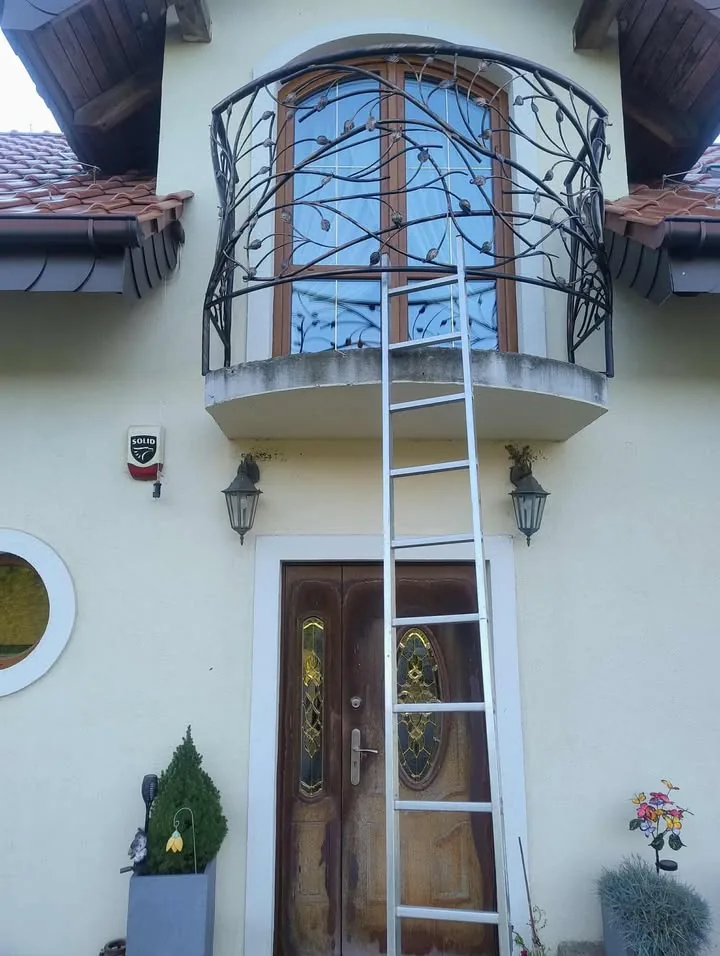 Balkon z łukiem nad wejściem