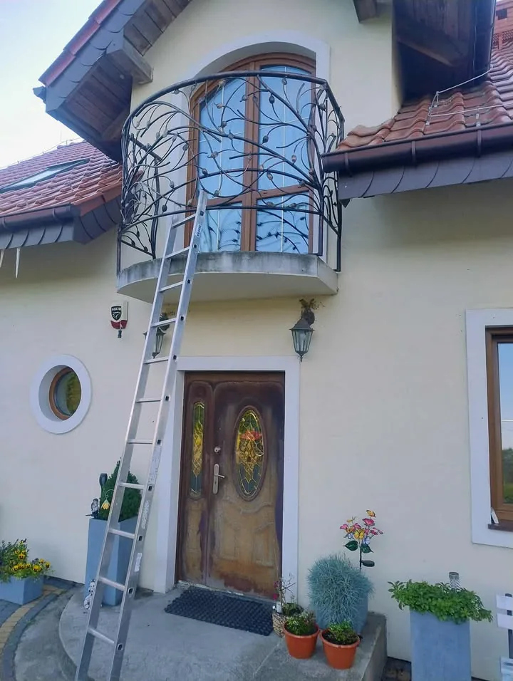 Balustrada balkonowa podczas montażu