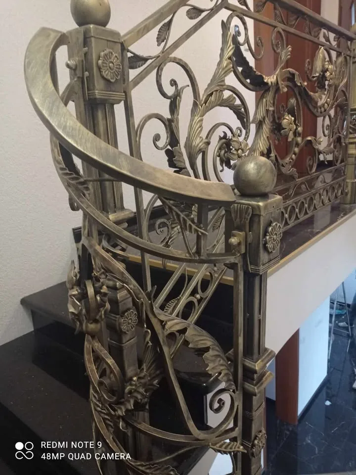 Balustrada przy schodach spiralnych