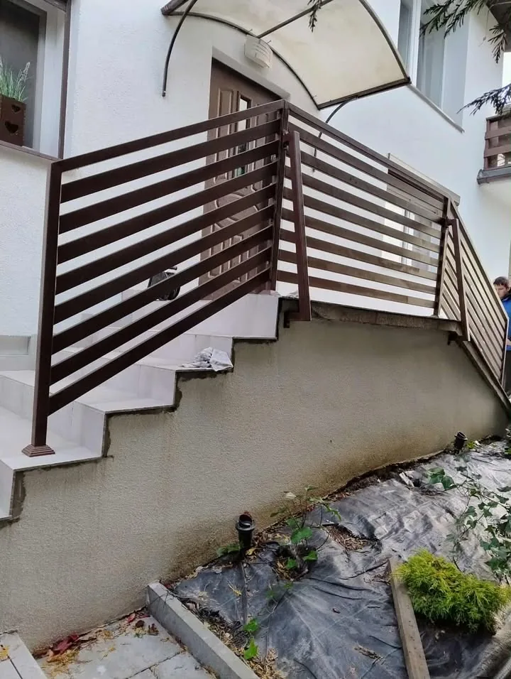 Balustrada zewnętrzna przy murku