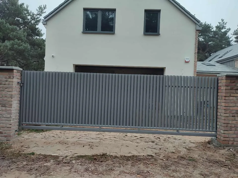 Brama z pionowych profili