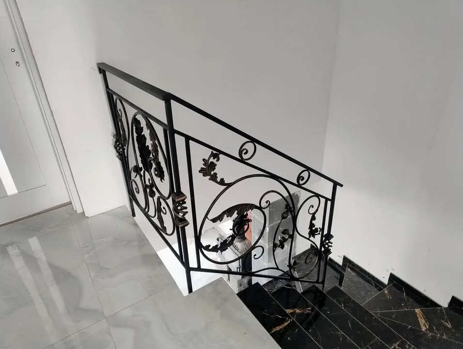 Czarna balustrada z ornamentem