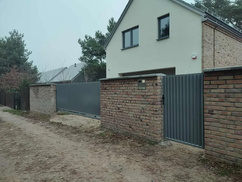 Długie ogrodzenie posesji