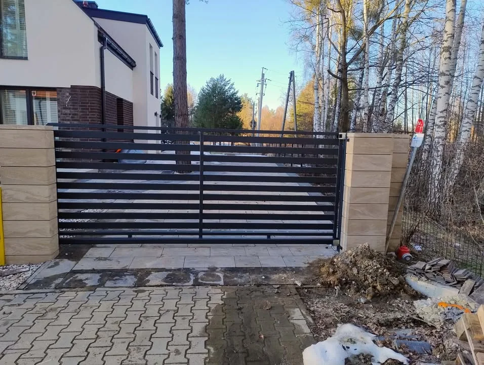 Nowoczesna brama przesuwna wykonana przez Art-Met