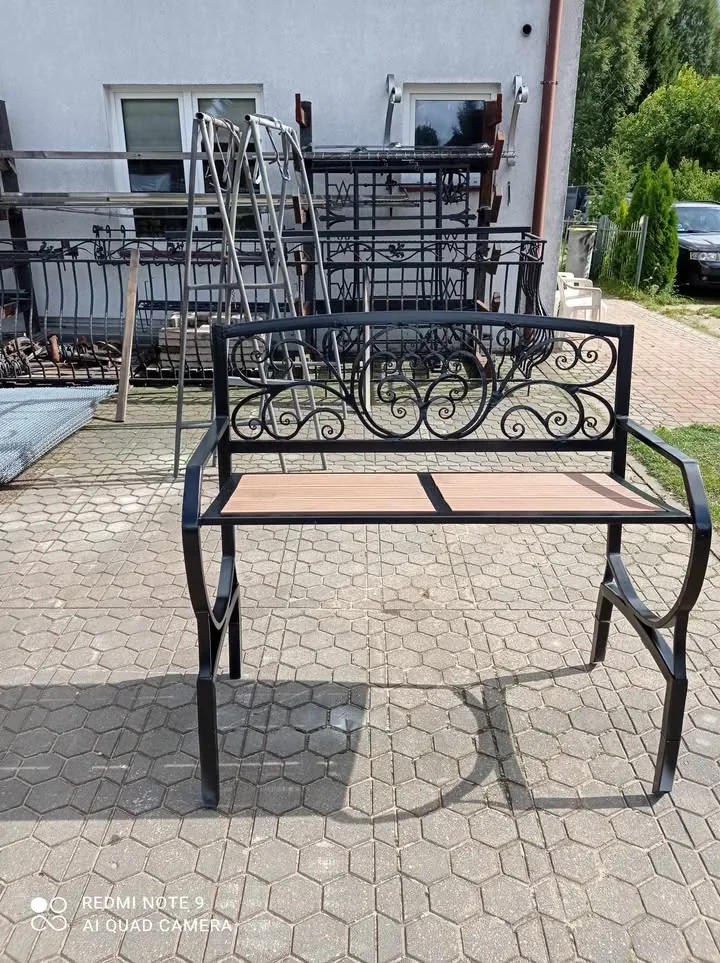 Ławka ogrodowa z metalowym detalem