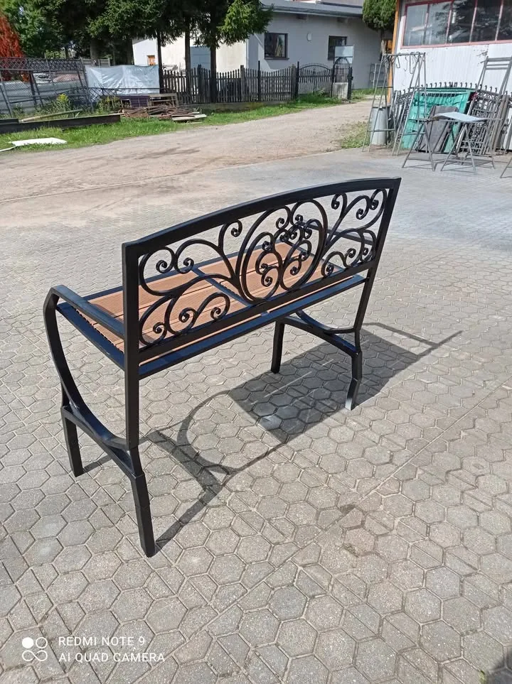 Ławka z ornamentem