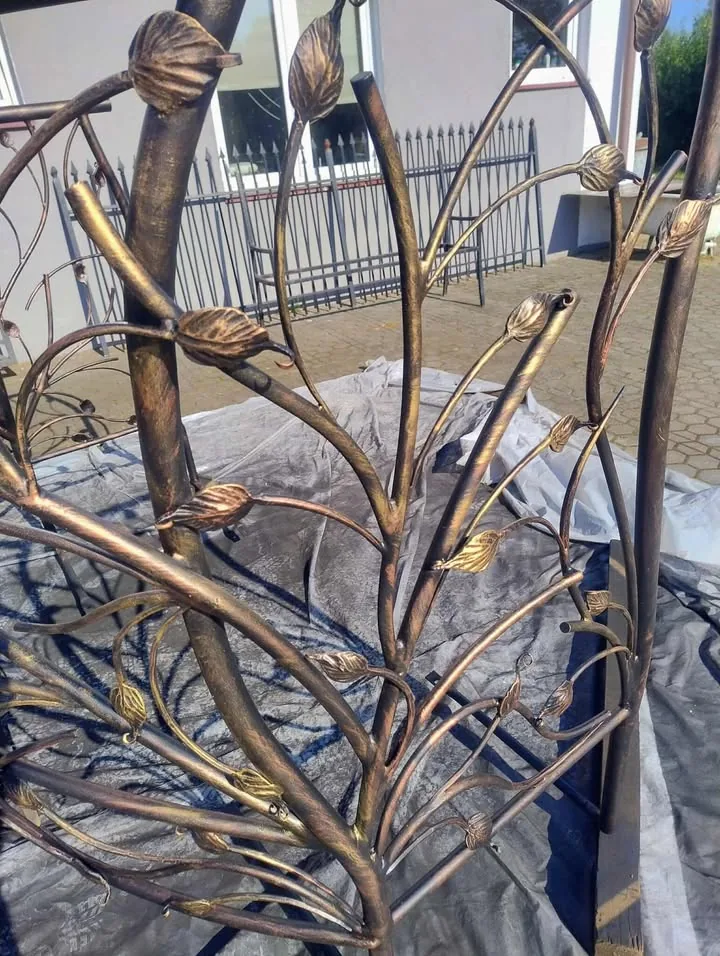 Metaloplastyka z motywem liści