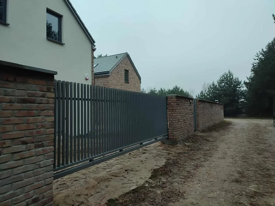 Ogrodzenie frontowe z murowanymi słupkami