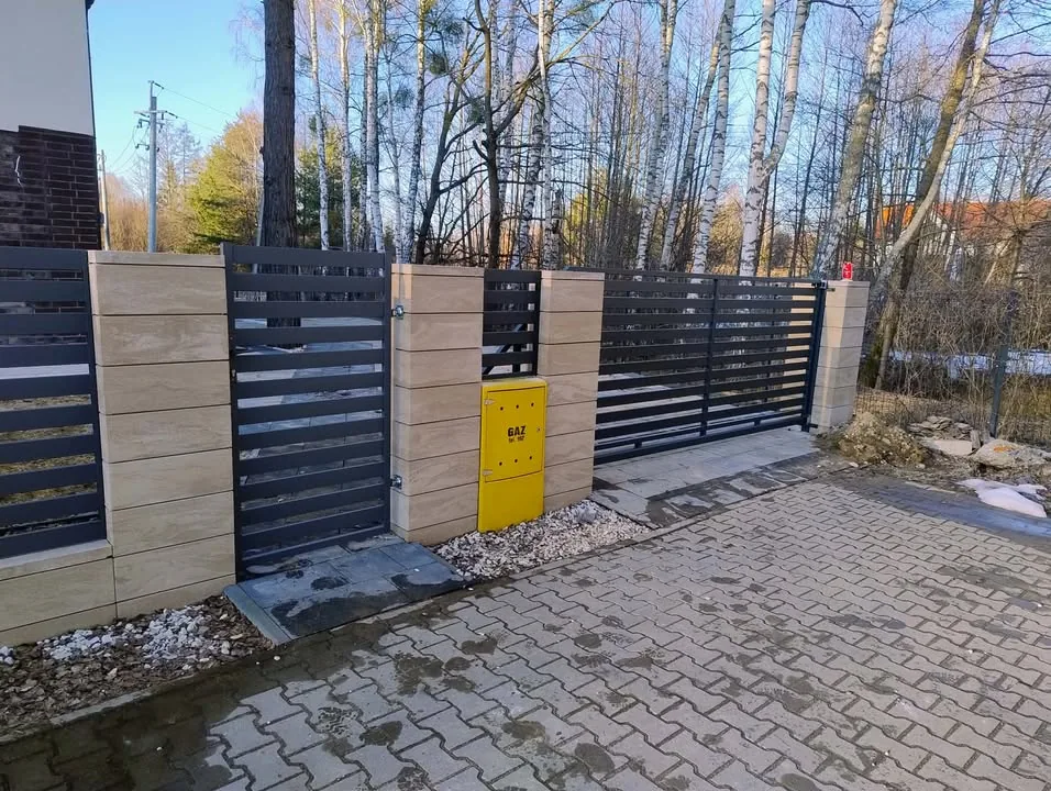 Ogrodzenie panelowe w terenie