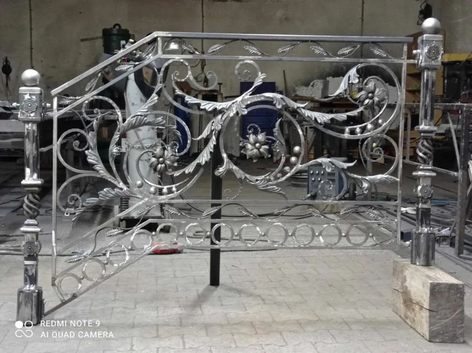 Ornament kuty w balustradzie