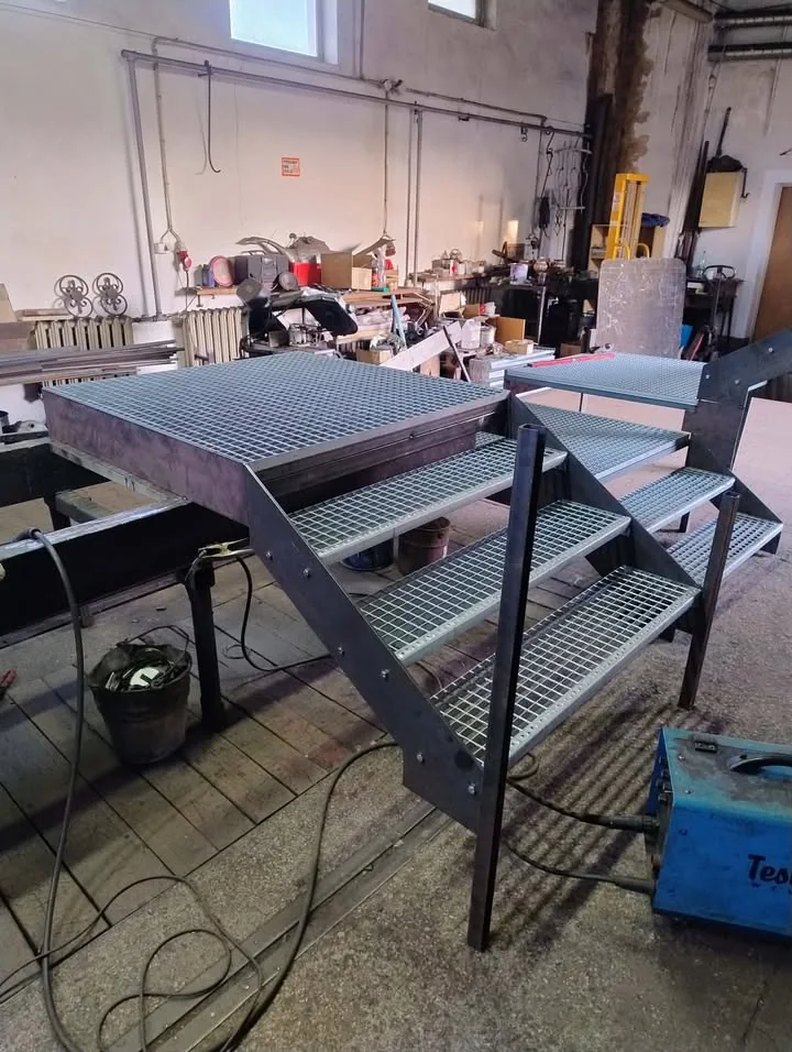 Praca nad konstrukcją metalową w warsztacie