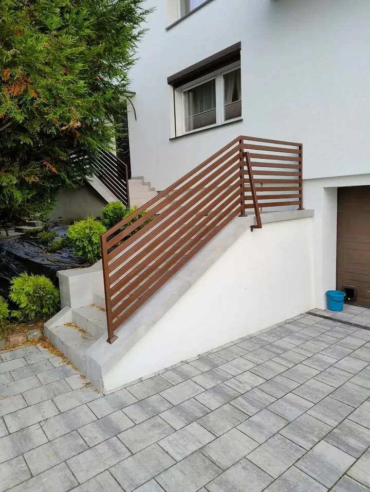 Zejście tarasowe z balustradą